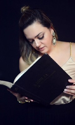 Andreia lendo a Bíblia